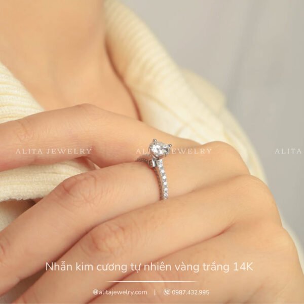 Nhẫn kim cương sang trọng vàng trắng 14K NN026