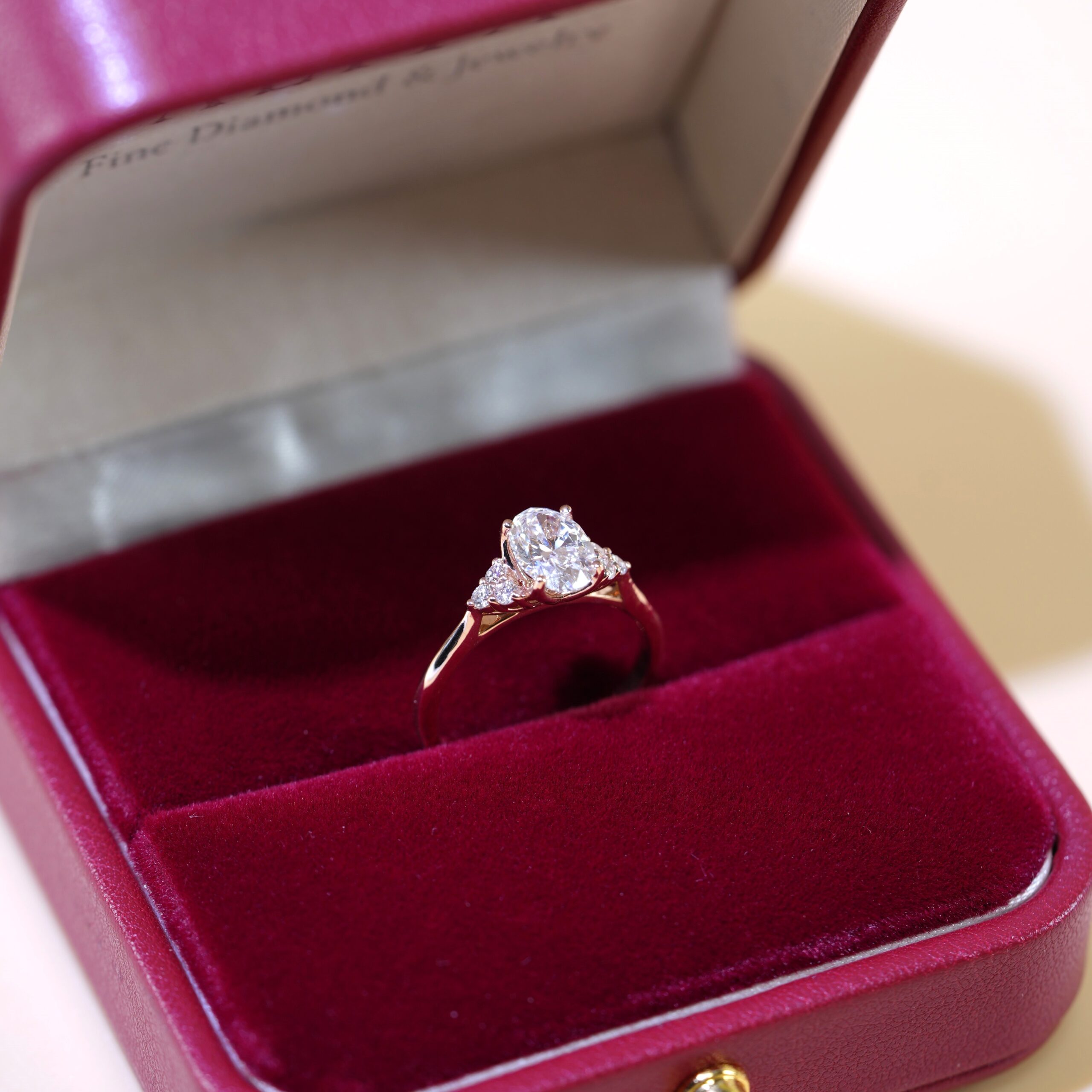 Nhẫn kim cương sang trọng vàng trắng 14K NN026