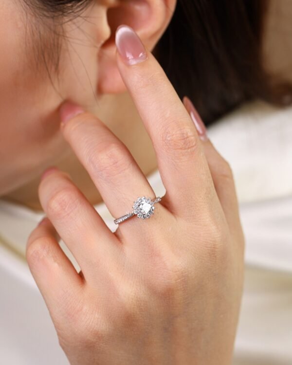 Nhẫn kim cương chủ tròn pavé nhỏ NN026