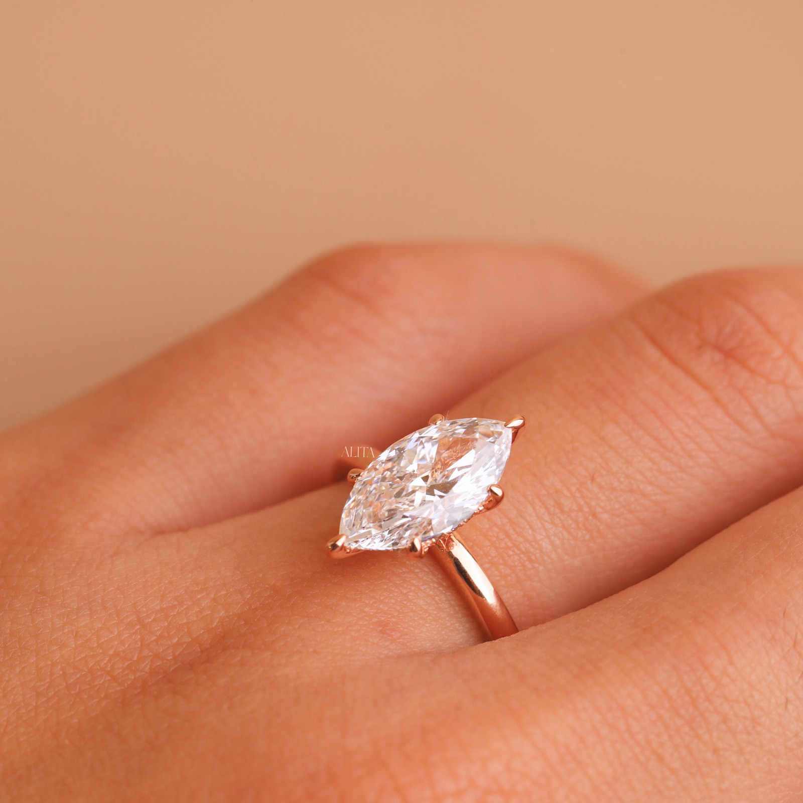 Nhẫn cầu hôn sang trọng Alita Diamond Tear
