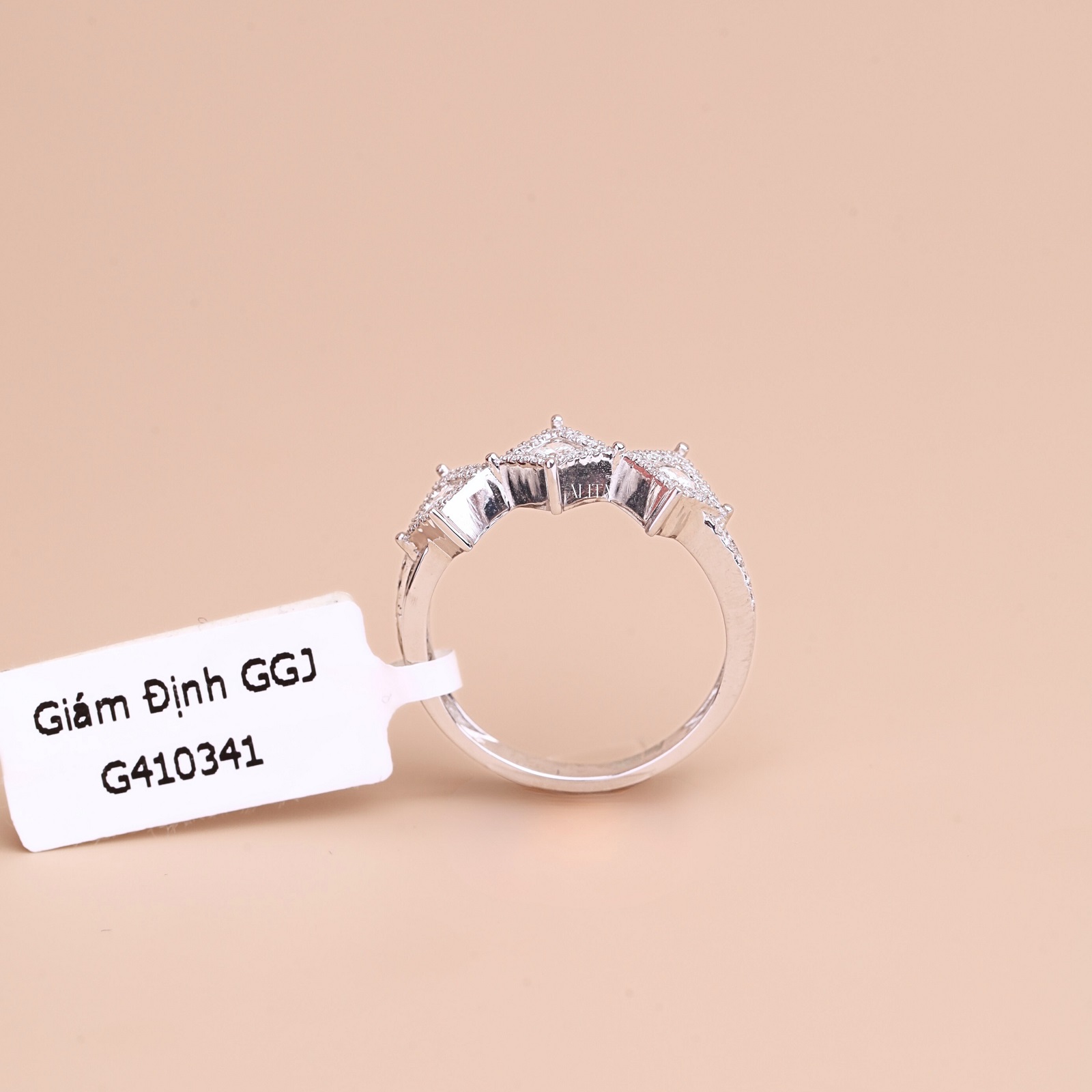 Nhẫn cầu hôn