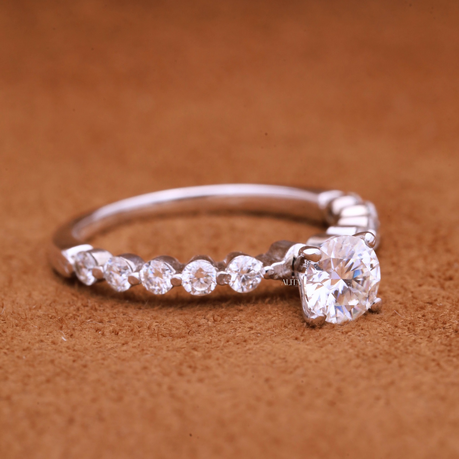 Nhẫn nữ vàng trắng 14K Radiant Line Ring NN034
