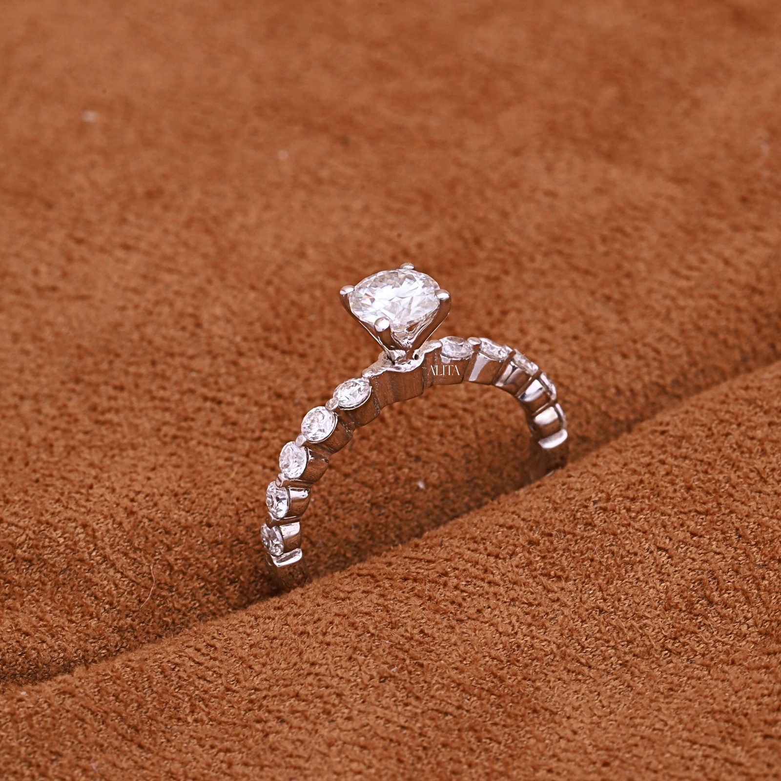 Nhẫn nữ vàng trắng 14K Radiant Line Ring NN034