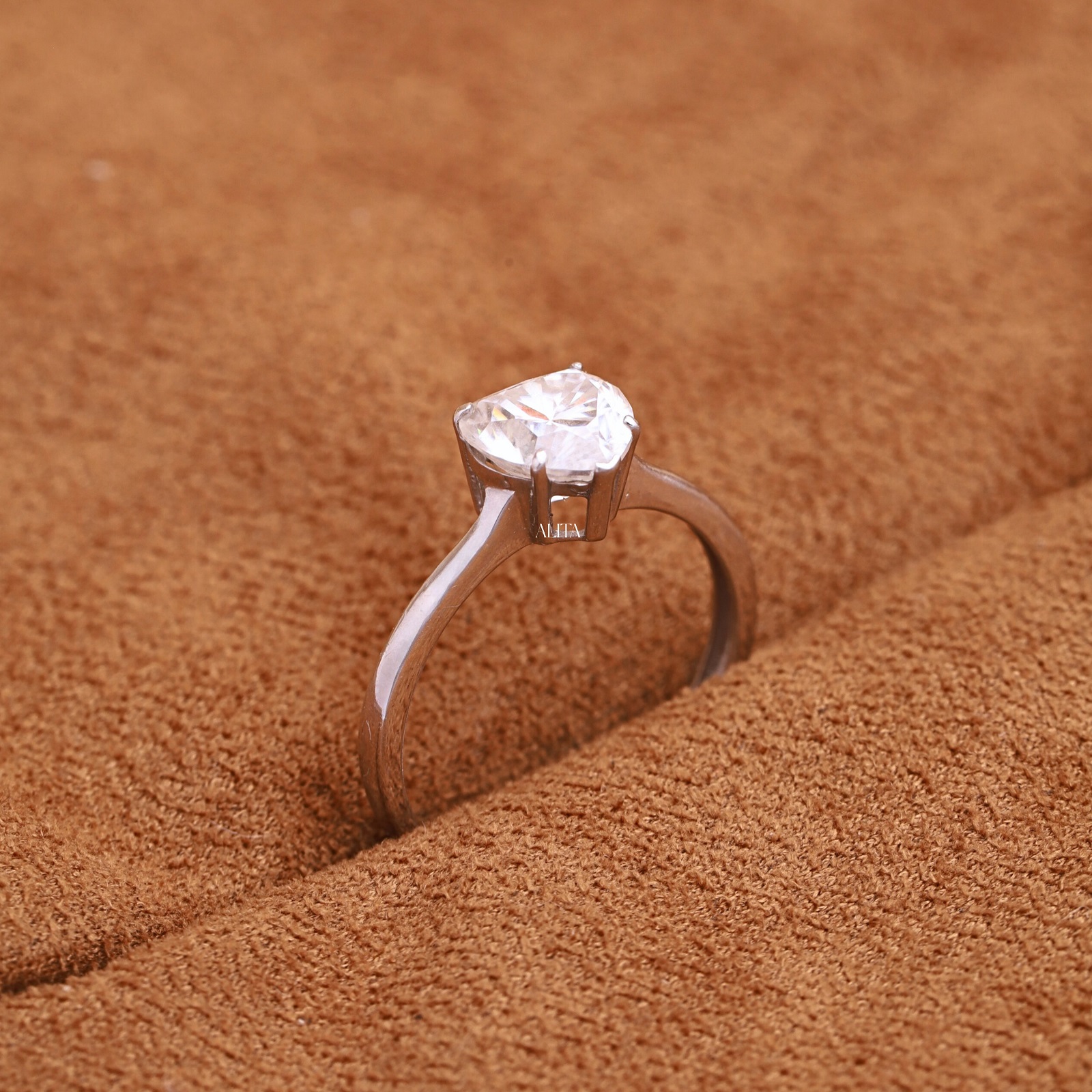 Nhẫn cầu hôn kim cương 2 mẫu Heart Shine NN041