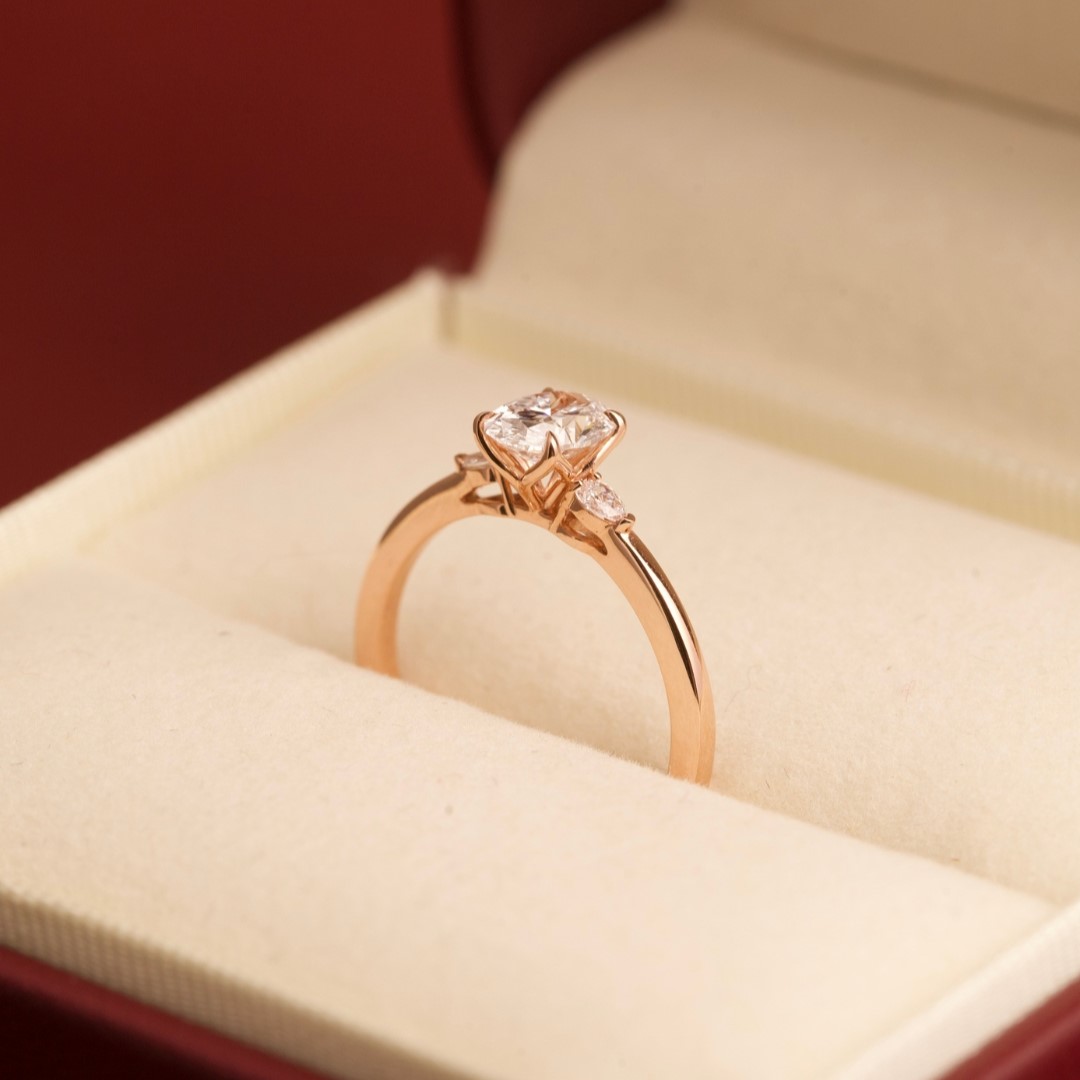 Nhẫn đính hôn kim cương Elara Gold NN062