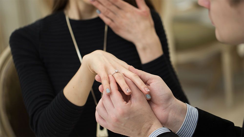 Nhẫn Cầu Hôn Đeo Ngón Nào? Bí Mật Ý Nghĩa