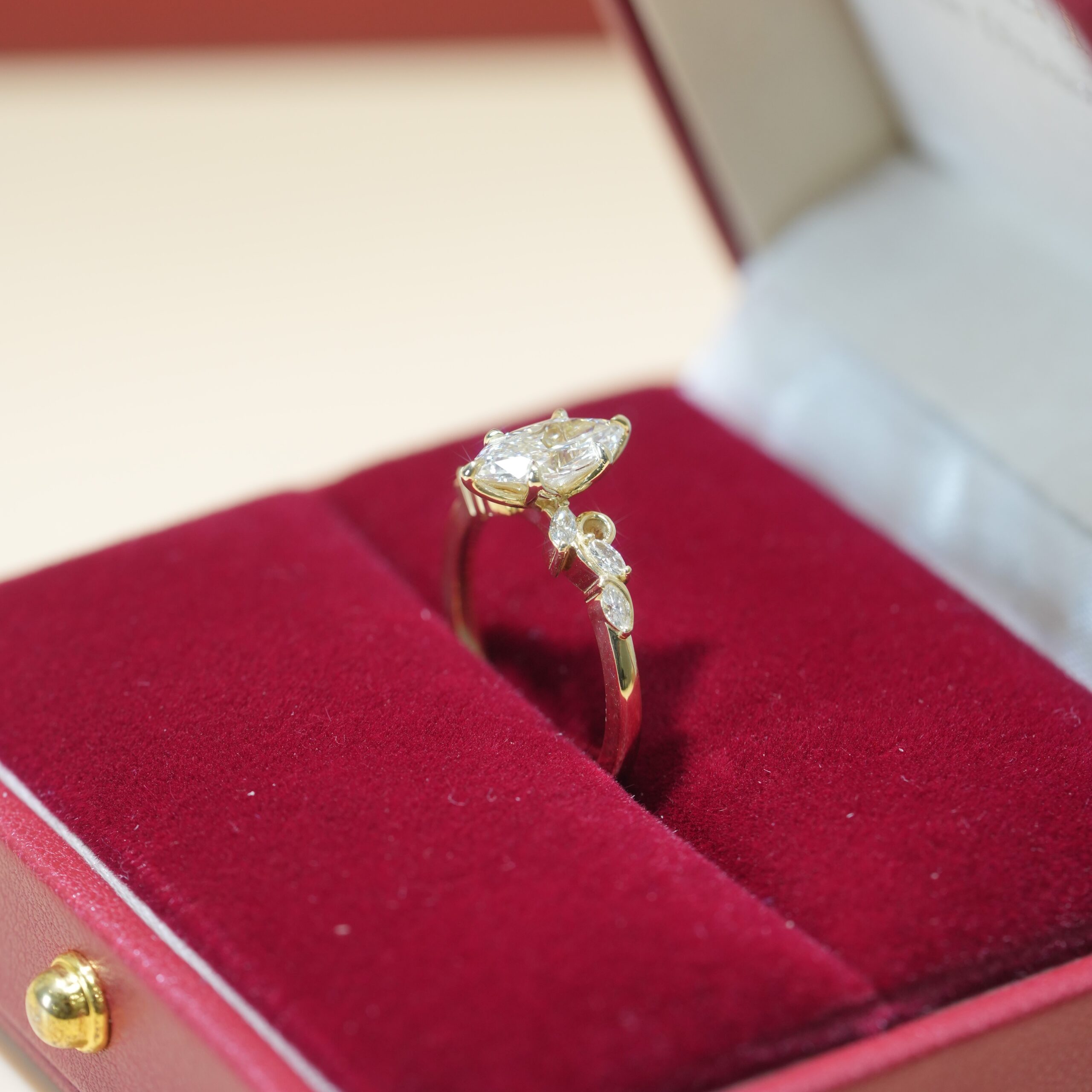 Nhẫn cầu hôn vàng 14K Flora Muse NN066